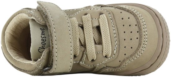 Liggende taupe suède mid-top sneaker met klittenbandsluiting en veters. Logo Shoesme op de binnenzool.