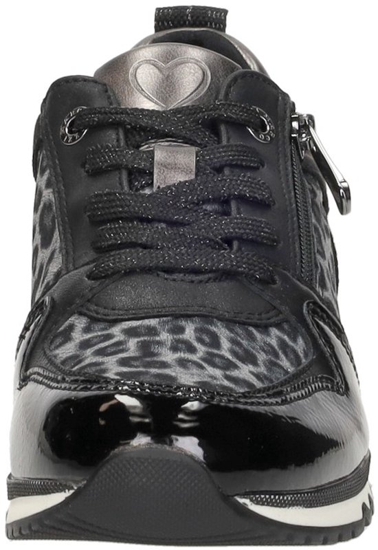 Zwarte sneaker met luipaardprint, lakleren neus, veters en zilverkleurig hartdetail.