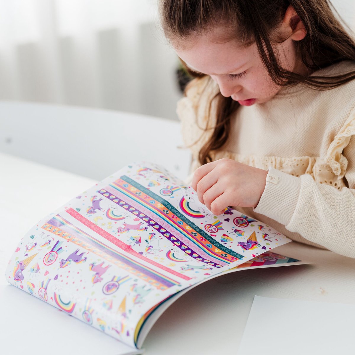 Totum Unicorn A4 sticker boek 1000 stickers - 20 pagina's met unicorn thema - speelgoed knutselen stickeren - vanaf 3 jaar — afbeelding 9