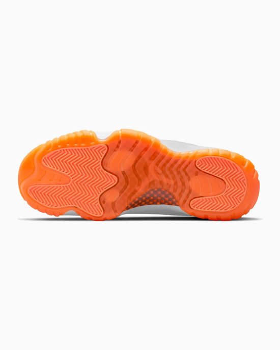 Witte sneaker met oranje doorschijnende buitenzool met visgraatprofiel en Jumpman logo.