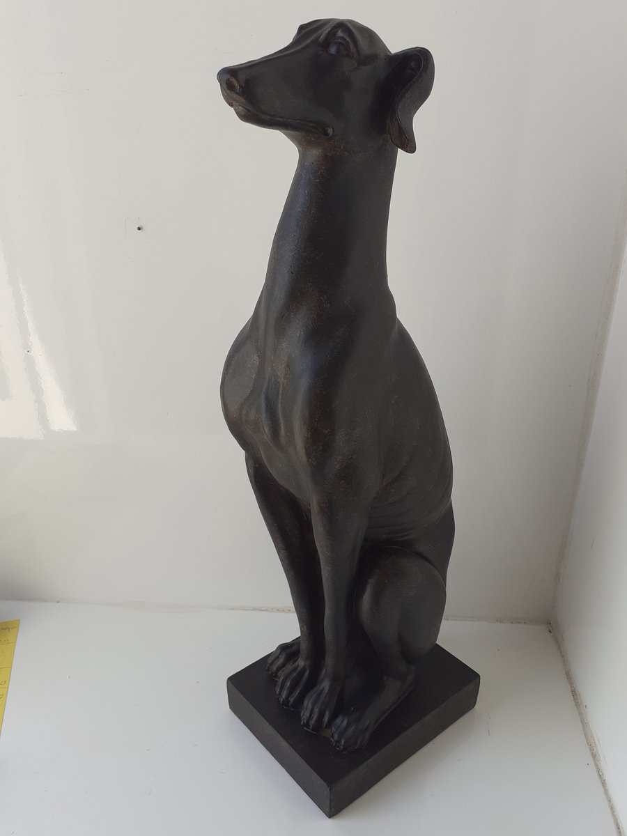 Honden beeld GROTE hond polyresin zwart hamerslag 55 x 16 x 16 x cm