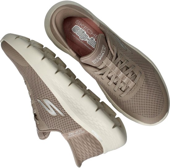 Paar taupe Skechers Go Walk Flex instappers, gezien vanuit de zijkant en bovenkant, met beige zolen.