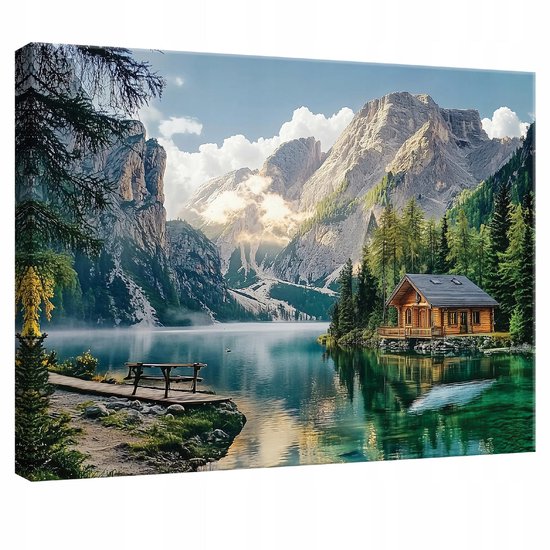 Berglandschap met houten huisje aan een meer, zonnig.