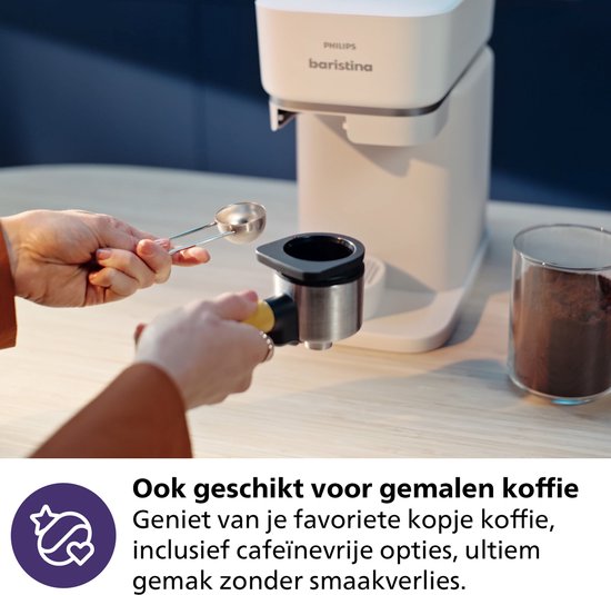 Close-up van het vullen van de portafilter met gemalen koffie voor de Philips Baristina.