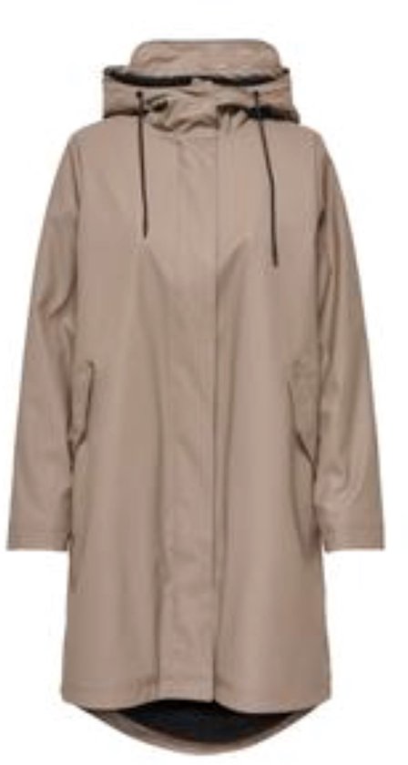 Lange beige regenjas met capuchon, gedragen door een model. Zwarte voering zichtbaar aan de onderkant.