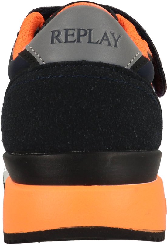 Achterkant van een blauwe sneaker met oranje voering en Replay logo op grijze hiel.