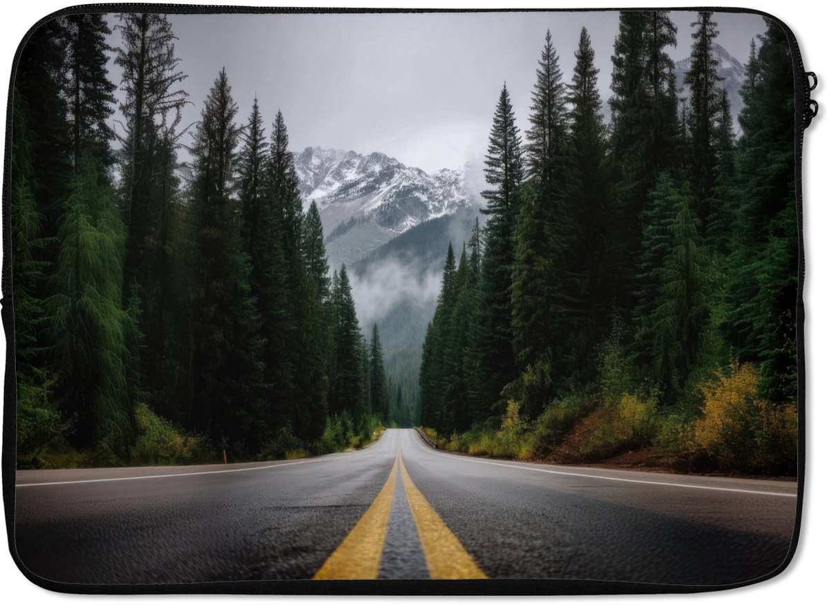 Laptophoes 14 inch - Sparrenbos - Weg - Bergen - Sneeuw - Laptop sleeve - Binnenmaat 33x23 cm - Zwarte achterkant