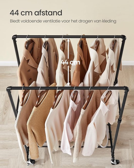 Kledingrek vol met neutrale jassen, sweaters en blouses, met aanduiding 44 cm.
