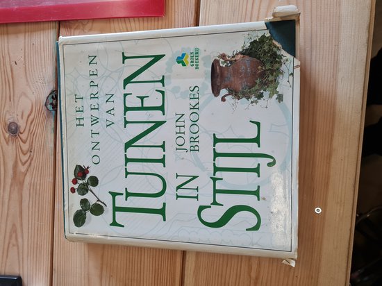 Boek 'Het ontwerpen van tuinen in stijl' door John Brookes, met afbeelding van een koperen pot met klimop.