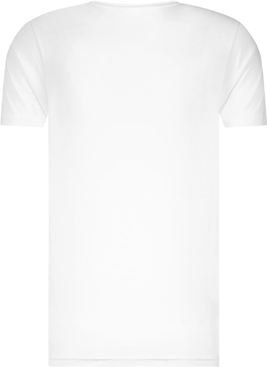 Achterkant van een wit T-shirt met korte mouwen.