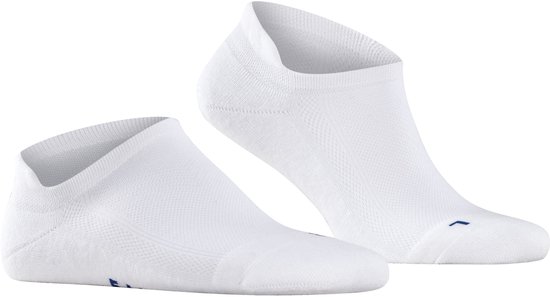 Paar witte Falke lage enkelsokken met een blauw 'R' op de rechter sok.