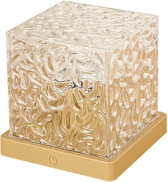 Gouden kubuslamp met een gedetailleerd, transparant oppervlak en een aan/uit-knop op de basis.