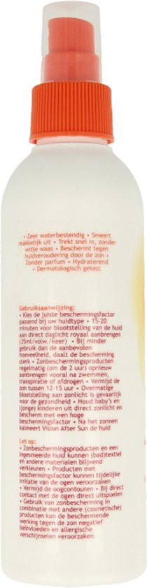 Witte sprayfles met oranje dop en spuitmond. Gedeeltelijk zichtbare Nederlandse tekst over zonnebescherming.