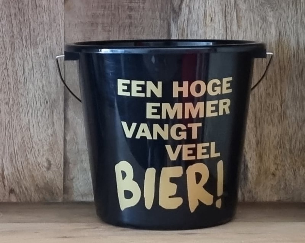 Cadeau emmer Een hoge emmer vangt veel bier.