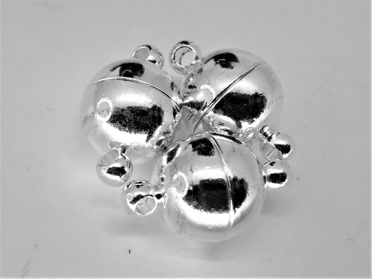 3 x verzilverd - magneet sluiting rond - Ø 10 mm. magneet sluiting voordelen en gemak voor sieraden als sluiting. Magnetische Sluiting zijn heel handig voor oudere of mensen die veel moeite heeft om sieraden dicht en open te maken,