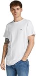 Wit t-shirt met ronde hals, korte mouwen en gebogen zoom, gedragen door een man met tatoeages.