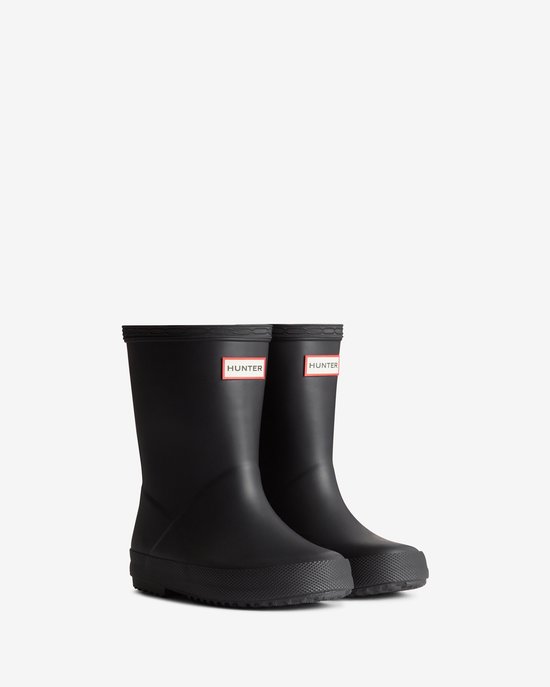 Zwarte Hunter regenlaarzen voor kinderen met rode Hunter logo's op de zijkant.