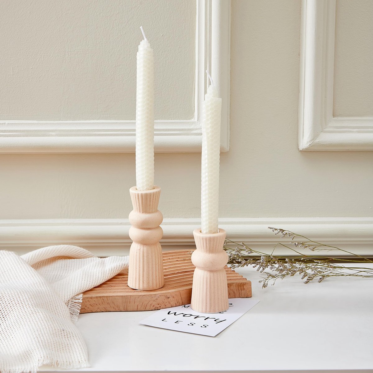 Denique keramische kaarsenhouders, set van 2, creatieve moderne knoopkaarsenhouderset, tafelstuk, taps toelopende kaarsenhouder, bureaudecoratie voor huisdecoratie, bruiloft, diner, feest (beige)