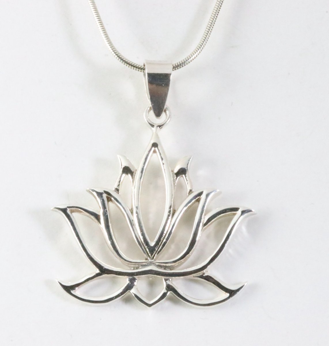 Opengewerkte zilveren lotus bloem hanger aan ketting