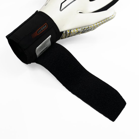 Zwarte polsband met klittenbandsluiting, met 'PRO FIT' logo.