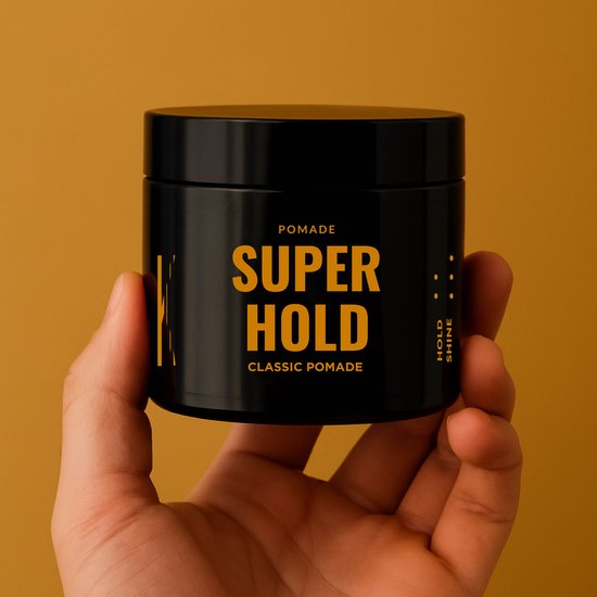 Hand houdt een pot KOTSAF pomade 'SUPER HOLD CLASSIC POMADE' vast.