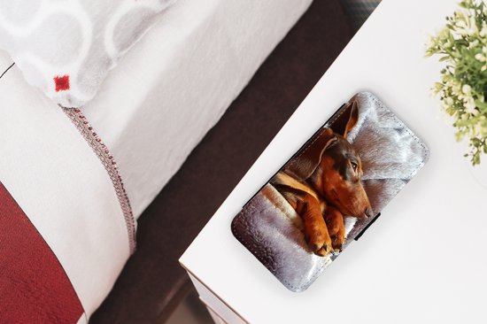 Étui pour iPhone XR Bookcase - Mignon teckel se trouve sous les couvertures - Avec poches - Étui portefeuille avec fermeture magnétique