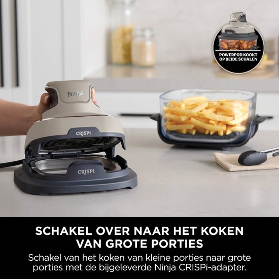 Grijze Ninja CRISPi met open deksel, naast een bak met frietjes.