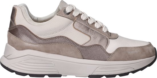 Basket en cuir crème avec suède taupe et détails dorés, avec lacets.