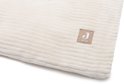 Crèmekleurig boxkleed met fijne ribbels en een beige label met het Jollein logo.