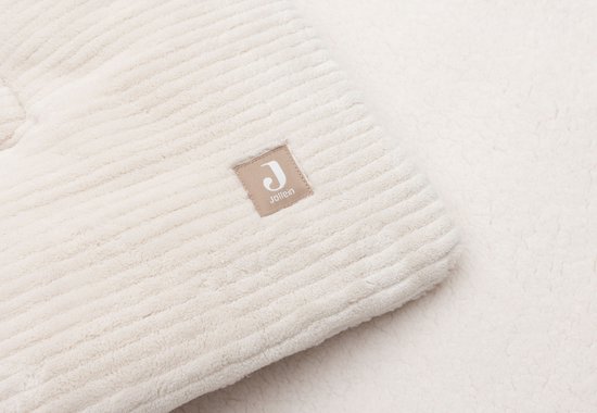 Crèmekleurig boxkleed met fijne ribbels en een beige label.