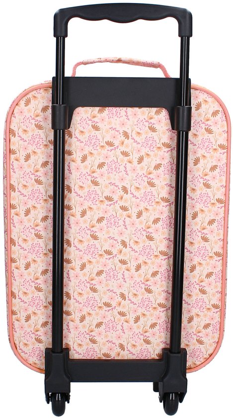 Achterkant van een roze koffer met bloemenprint, met een zwart uittrekbaar handvat en wieltjes.