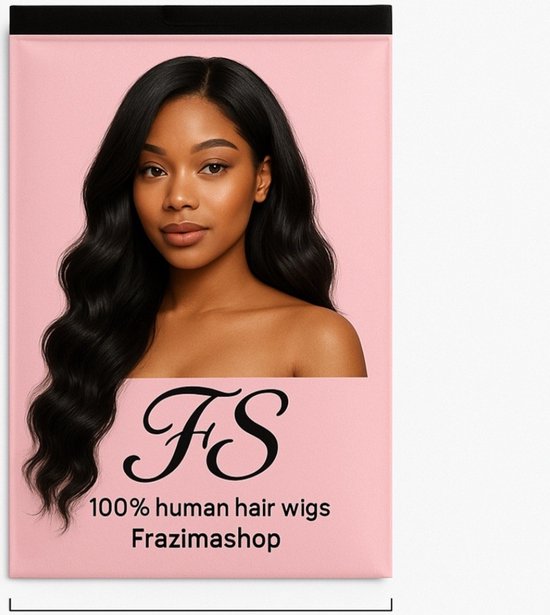 Model met lange, golvende, zwarte pruik op roze achtergrond.