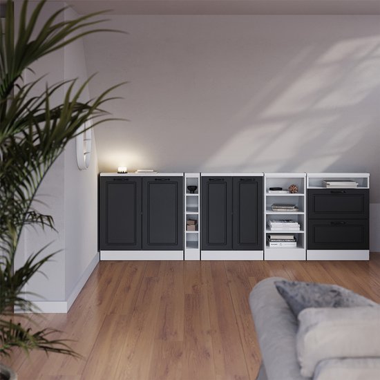 Interieur met houten vloer en witte muren met verschillende antracietkleurige kasten.