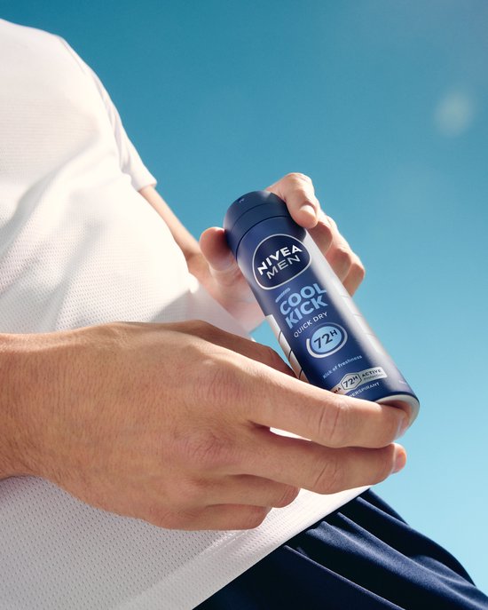 Man met witte polo en donkerblauwe korte broek houdt een bus NIVEA MEN Cool Kick deodorant vast.