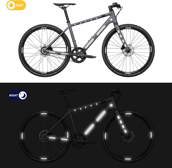 Grijze fiets met reflecterende stickers bij daglicht en 's nachts.