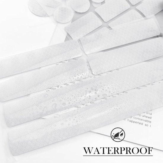 Close-up van reflecterende stickers met waterdruppels, met het woord 'WATERPROOF'.