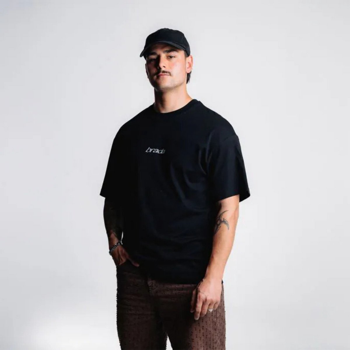 Brada T-shirt met Tekst – Zwart – Unisex Shirt – Maat XS – 100% Katoen – Regular Fit