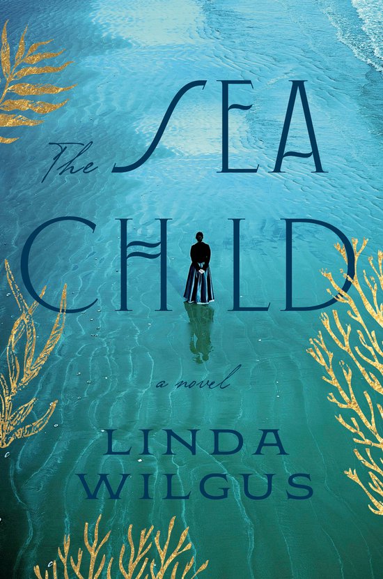 Boekomslag van 'The Sea Child' met een persoon in een lange jurk op het strand, omringd door goudkleurige planten.