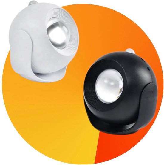 Een zwarte en een witte bolvormige nachtlamp naast elkaar met hun lenzen naar voren gericht.