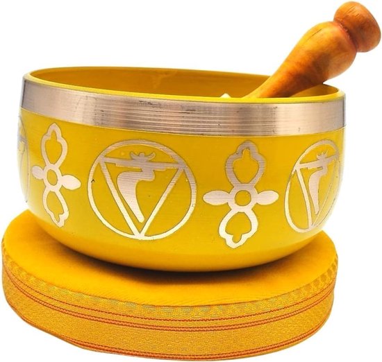 Foto: Tibetaanse geel klankschaal set met houten klopper kussen handgemaakt voor meditatie yoga klanktherapie spirituele praktijken met kajal sticker