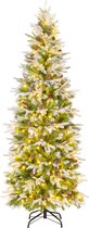 Slanke kunstkerstboom, bedekt met sneeuw en versierd met warmwitte LED-lampjes en dennenappels.