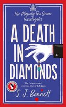 Boek 'A Death in Diamonds' met een witte handschoen die een medaillon met edelsteen vasthoudt. Titel 'Her Majesty The Queen Investigates'.
