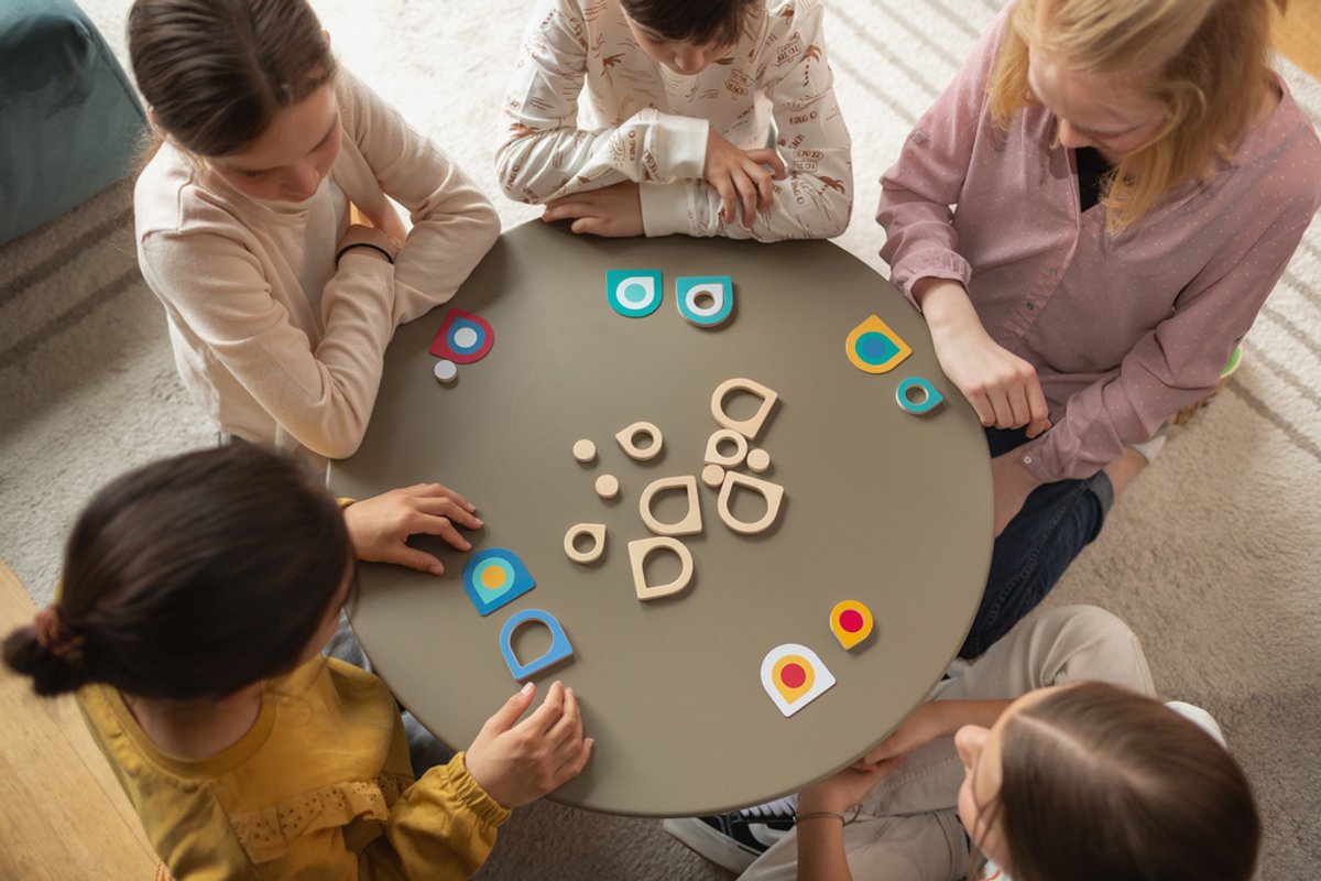 BS Toys Denk & Doe Bundel – 3‑Vormen Memo + Moves Houten Actief Kaartspel – Kinderspeelgoed 6+ – Spelletjes voor Binnen & Buiten (GA497 & GA264) — cadeau in Spellen & Speelgoed - foto 7