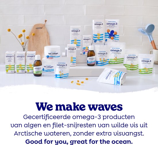 Diverse producten van Arctic Blue op een aanrecht, waaronder viscollageen en omega-3. Tekst: "We make waves. Gecertificeerde omega-3 producten van algen en filet-snijresten van wilde vis uit Arctische wateren, zonder extra visvangst."