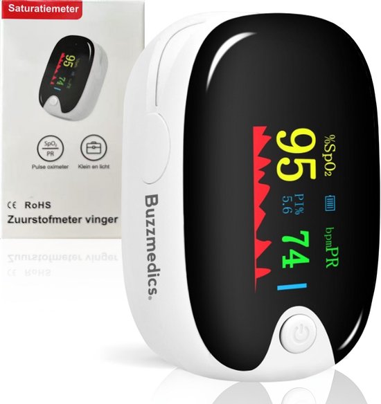 Vingerpulsoximeter met scherm dat 95% SpO2 en 74 bpmPR toont, naast de verpakking. Buzzmedics logo.