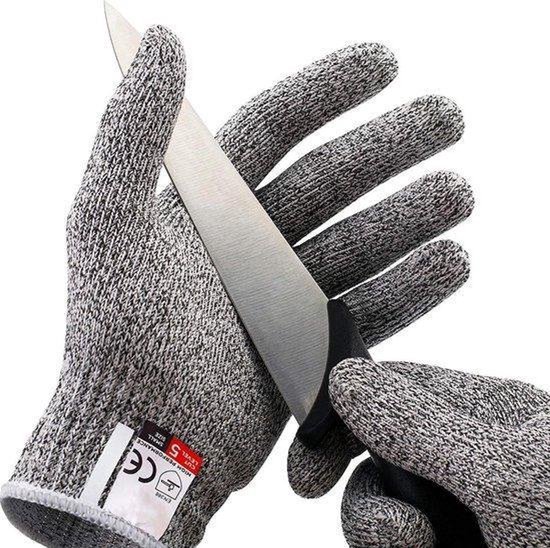 Grijze snijbestendige handschoenen tonen flexibiliteit met een mes.