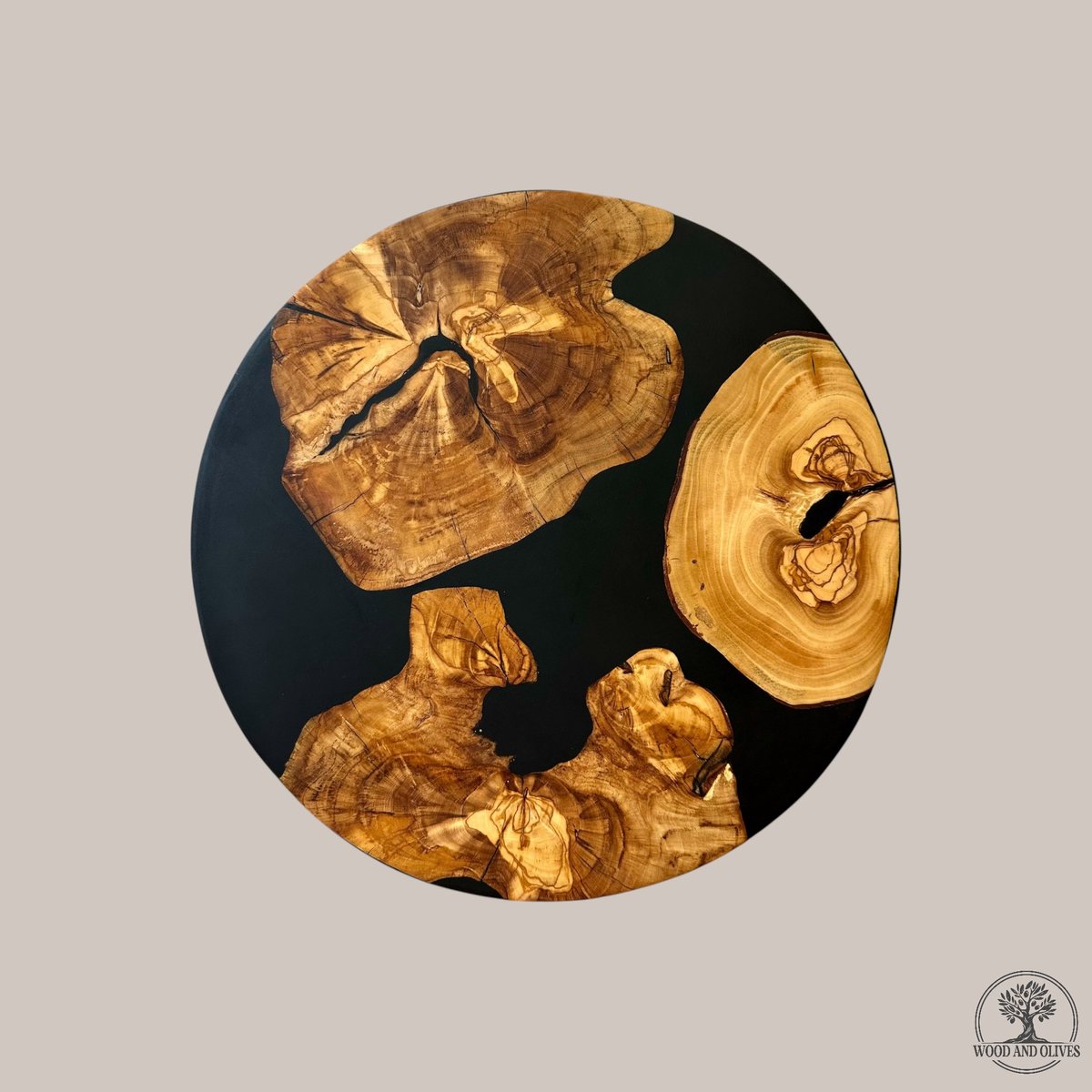 Wood and Olives - Olijfhouten Serveerplank met Epoxy (Rond) - Mat Zwart - Handgemaakt - 35 cm