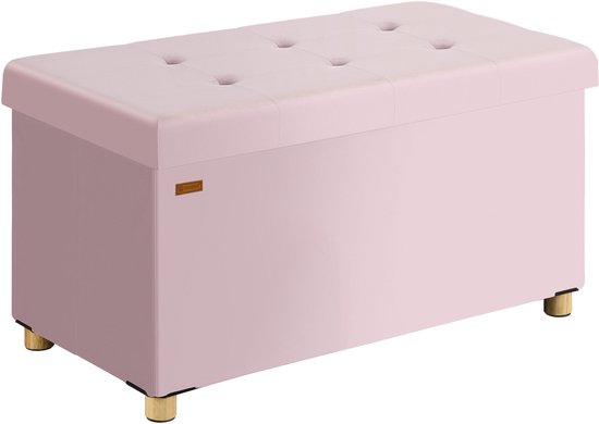 Roze fluwelen opbergbank met capitonnerend deksel en vier houten pootjes, gefotografeerd op een witte achtergrond.
