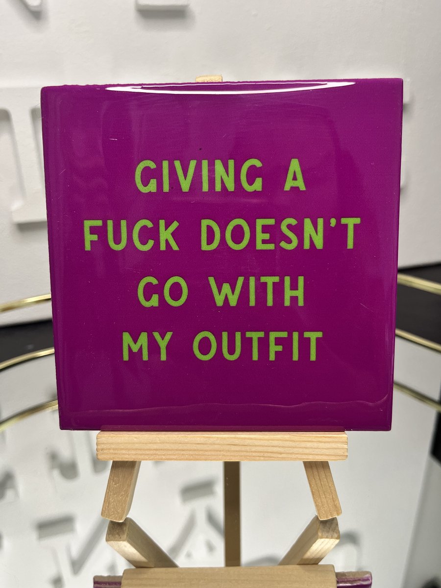 Tegeltje "Giving a fuck doesn't go with my outfit" | Viva Femme | Tegeltjes met tekst