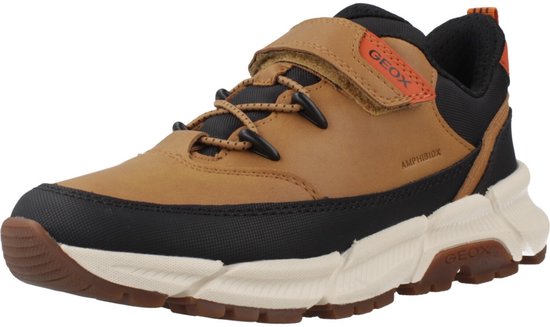 Bruine sneaker met zwarte en oranje accenten, oranje lus en klittenbandsluiting.